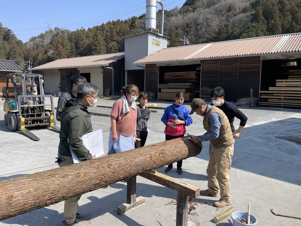 丸太の皮むき 〜森とつながる家づくりのひとコマ〜